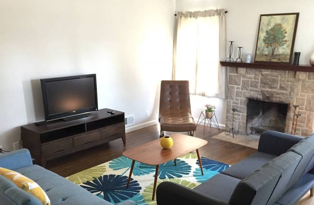 Casa de inspiración moderna de mediados de siglo en Olde Town Main Street