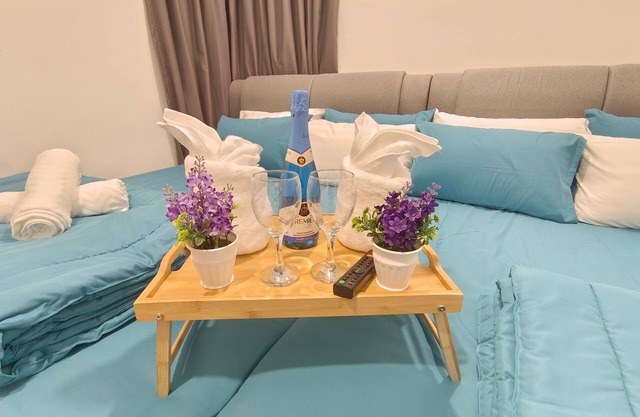 Mid Valley Southkey Spacious Family-sized Condo with Bathtub & Straits View