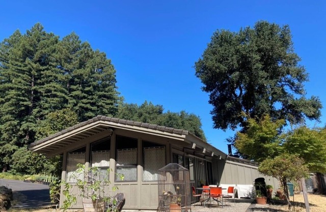 MidCentury Mod 1-bedroom apartment in rural Santa Rosa with WiFi