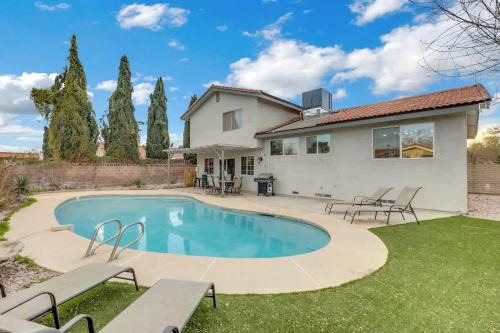 MidCentury Modern Home with Pool 10 Min to Strip Great for Family