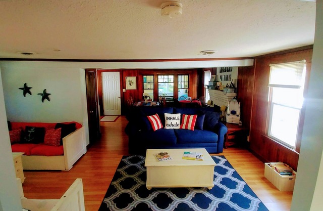 Medio de la tira! Lake Escape Cottage, capacidad para 10 personas, carril privado con vista al lago