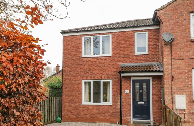 MIDDLECROFT, pet friendly, character holiday cottage in Strensall