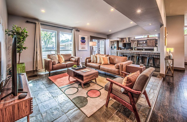 #MIDMODLUXE⭐️Slps16🛏HeatedPool☀️FirePit🔥HtownCentral Edit