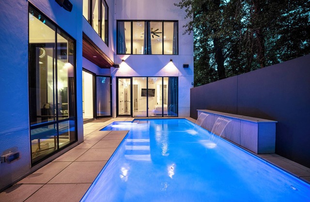 Midtown Modern Showpiece - Pool - Pets - Rooftop