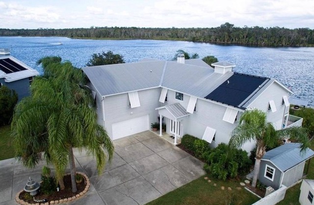 Million Dollar House y View on Main River. Tiene 15. Piscina, muelle, kayaks.