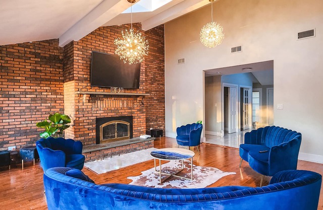 Millionare Mansion w/ Lrg Hot Tub on 1.5 Acres - fun activities all around!