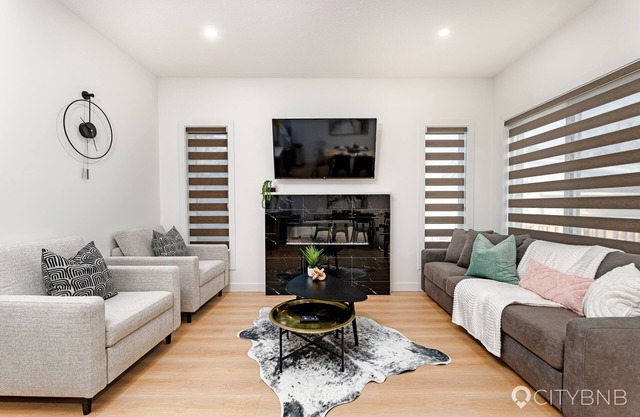 Millwoods - Sleeps 8 - Near Grey Nuns Hospital