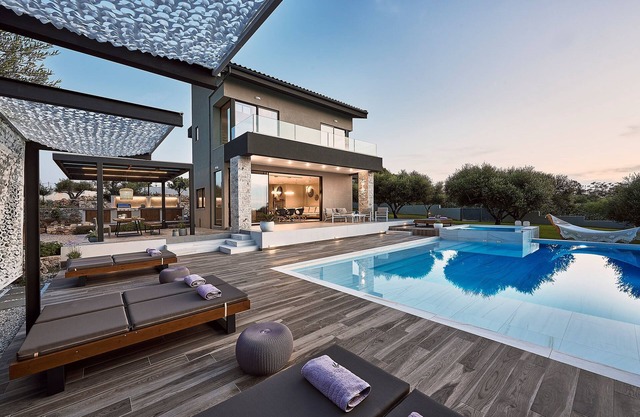 Nuevo, de alta calidad Villa con tanto una piscina climatizada y de los niños