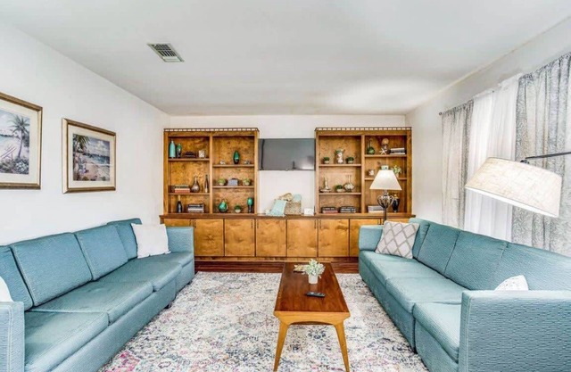 Mins to Beach & Shopping - Quaint Unit in Bellview