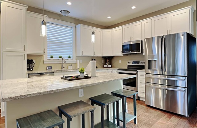 Mins to Downtown & Raceway! Rookwood Retreat 1 & 2