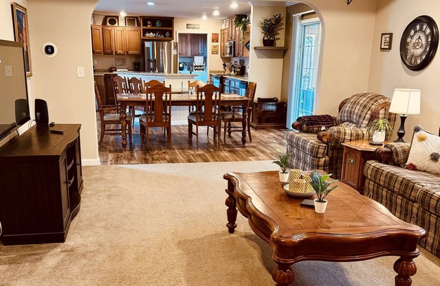 Minutes from Downtown Asheville/Biltmore House, w/ Screened Porch/Bon Fire Pit!