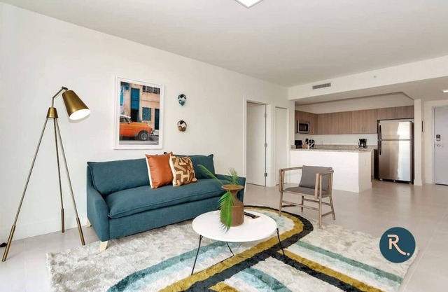 Minutes from Miracle Mile | Roami at Grove 27