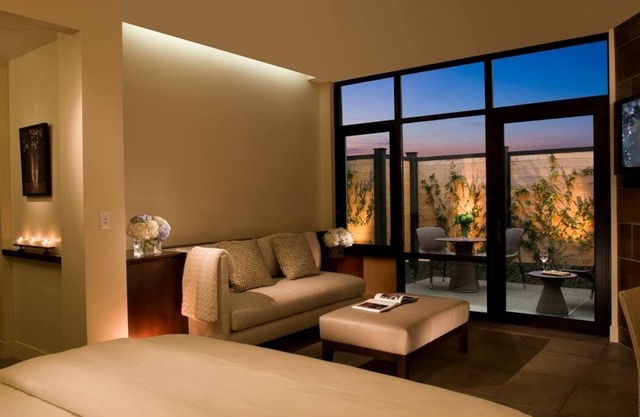 Minutes to Hailstone Vineyards and Napa Valley Balloons! Rooftop Pool, Parking!