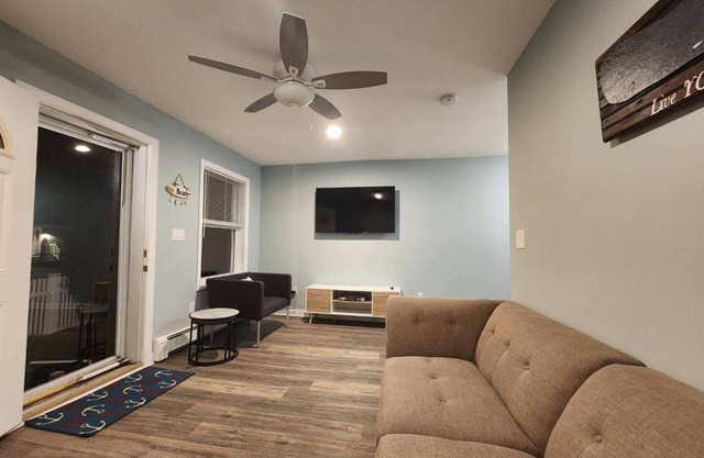 Minutes to Walnut Beach, newly renovated 3 bedroom home