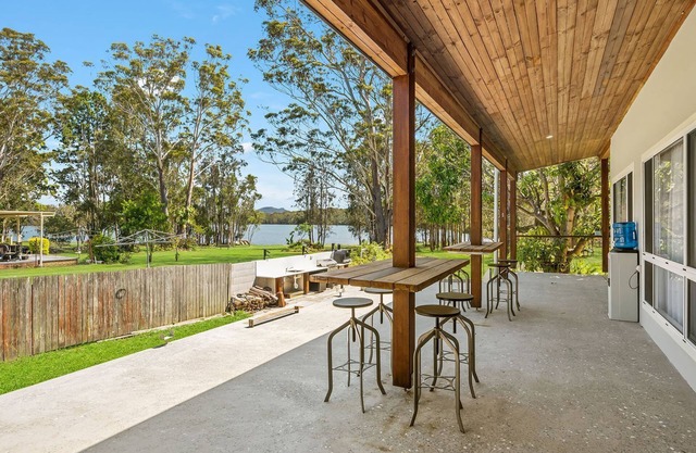 Mirror Bay - 6 bedroom holiday home with water view
