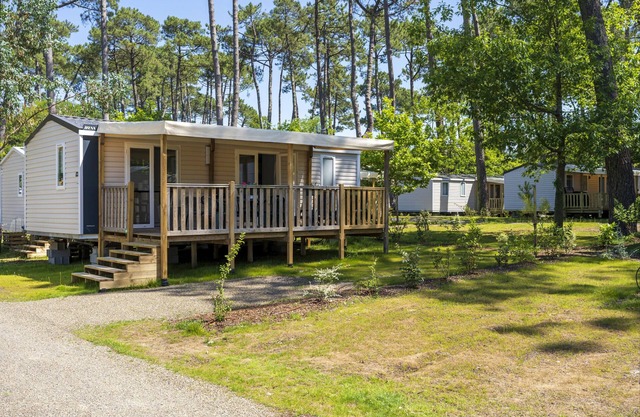 Casa móvil 'Camping Les Oyats' con piscina compartida, terraza privada y jardín privado