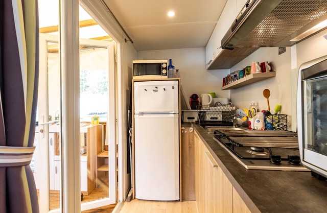 Mobil Home 'Bungalow Grand Confort' con piscina compartida, terraza privada y aire acondicionado