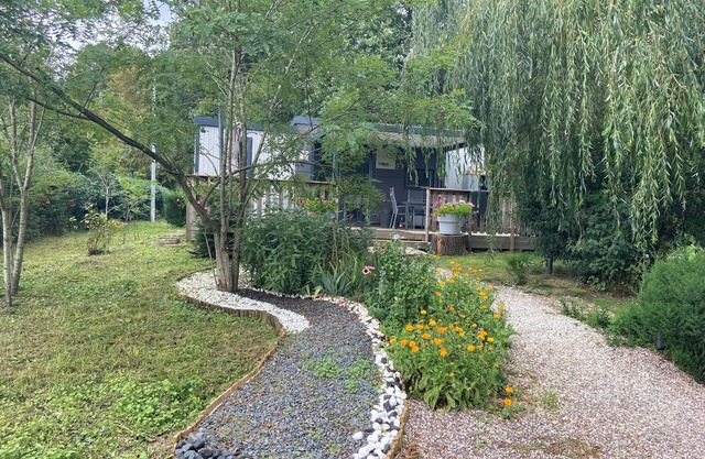 Mobile home in the countryside fishing rabbits and chickens pets welcome