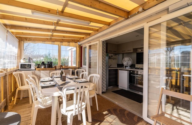 Casa móvil con terraza privada, jardín privado y aire acondicionado