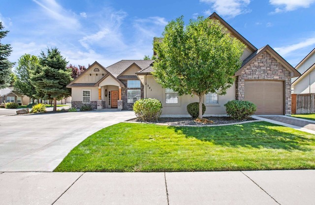 NUEVO LISTADO Modelo como el hogar con dos master suites y jacuzzi privado