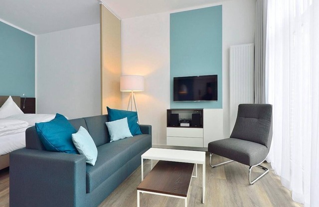 Modern, dog-friendly apartment with west-facing terrace - only 20 m to the beach!