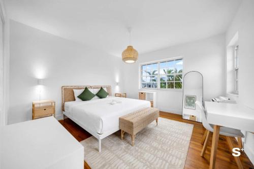 Modern 1-BD Apt with Free Parking