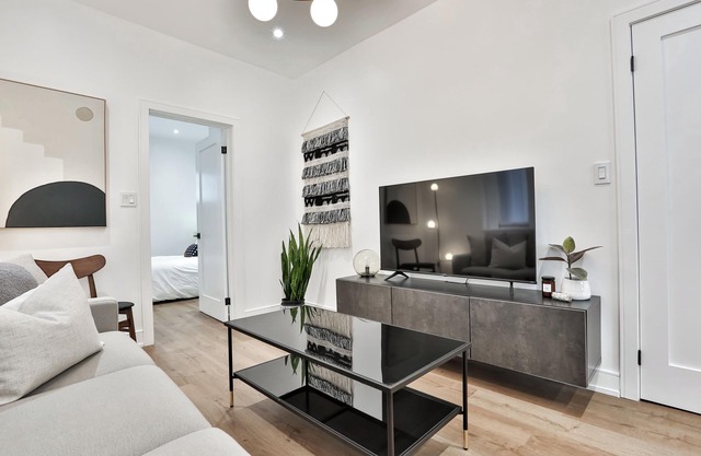 Modern 1-Bedroom Retreat in Toronto – Walk to Parks, Cafés & Transit!