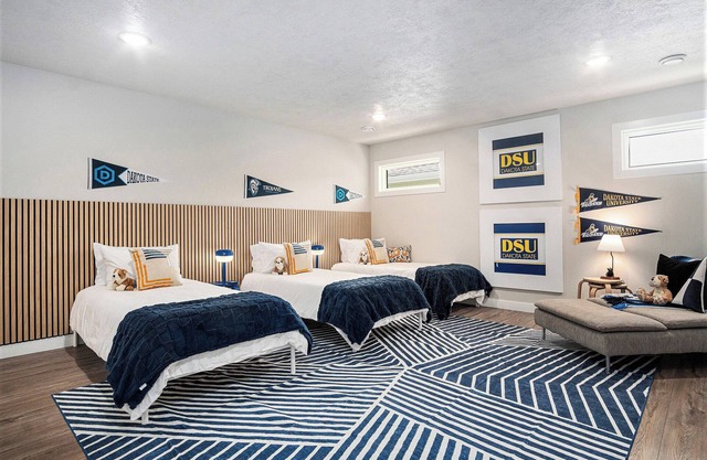 Modern 1 Level - Dog Friendly - King Bed Suite - 3 TVs - Private Fenced Yard