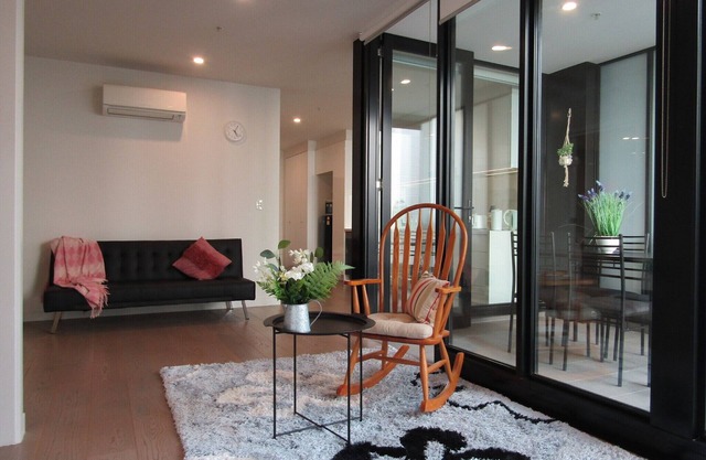 Modern 1BD Apt w free parking in central Brunswick