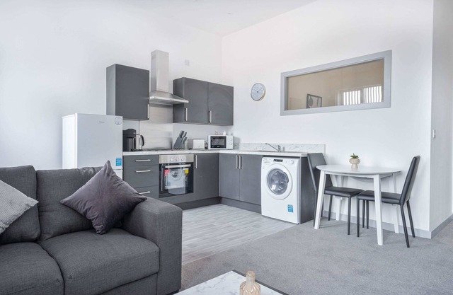 Cosy & Bright 1 Bedroom Budget Apartment in Dudley