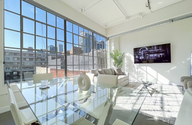 Modern 1BR/1BA Loft in DTLA w Rooftop pool, jacuzzi, and Cabanas - Free Parking!