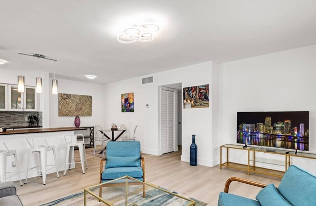 Modern 2/1 rent near Las Olas Fort Lauderdale