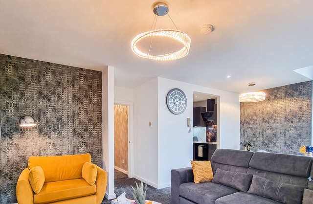 Modern 2-Bed Apartment with Canal View