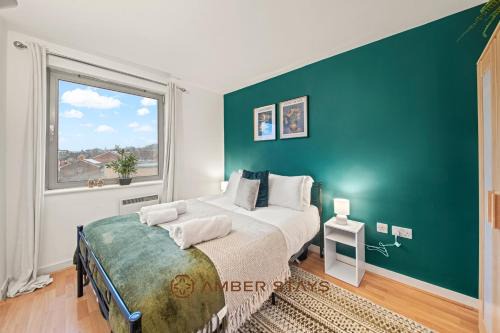 Modern 2 Bed Apartment in Greenwich, Perfect for Business & Contractors with Free Parking!