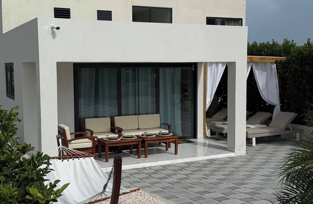 Modern 2-Bedr Oceanfront Villa with Hot Tub & Lounge Patio