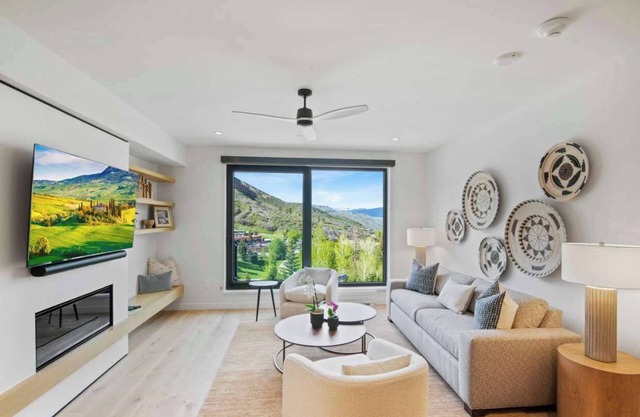 Modern 2 Bedroom Ski In/Out Condo 04