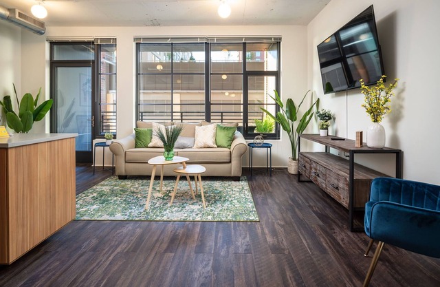 ★Modern-2bd-2bth-Luxury Loft ~ FREE PARKING, Pool, Balcony★