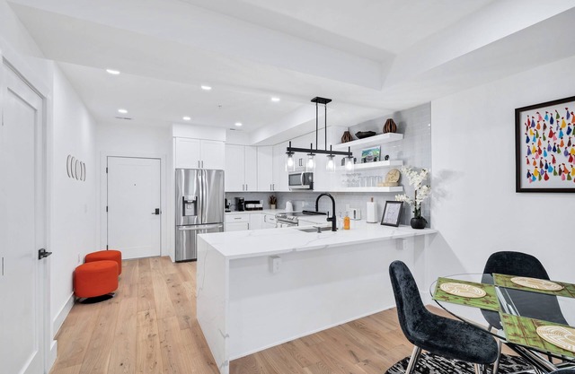 Modern 2BR/2BA with Roof Patio