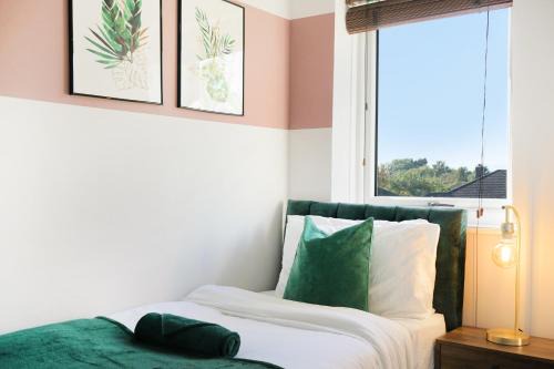 Modern 2BR Aylesbury Home, Sleeps 4, Parking, Work, Leisure, Friendly