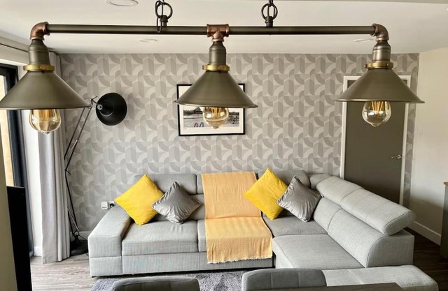 Modern 2BR Flat in Sale - Peaceful Stay in M33 - Great Transport Links