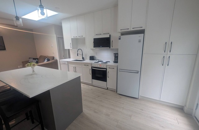 Modern 2BR Garden Suite Near Downtown Victoria