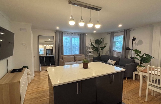 Modern 3 Bd Oasis, Convenient city living w/ parking