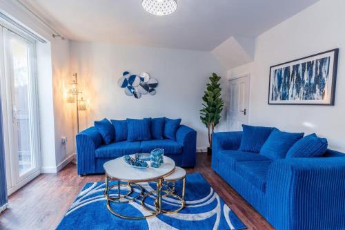 Modern 3 Bed, Ideal for Contractors, FREE PARKING - Central