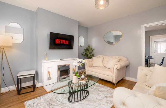 Modern 3 bed minutes from the A1