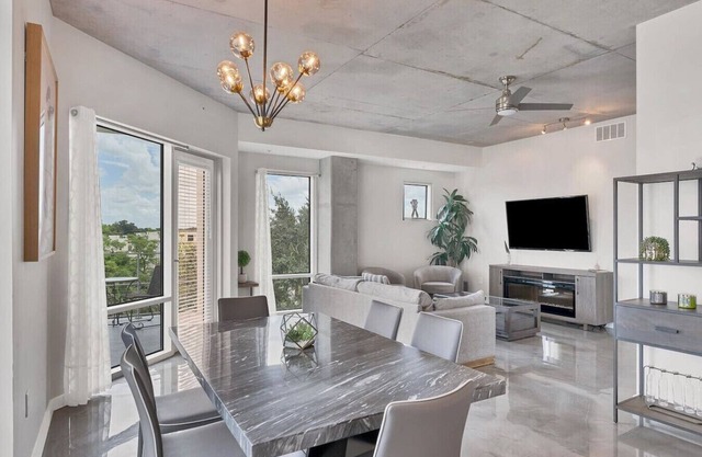 Modern 3 bedroom condo in downtown w free parking