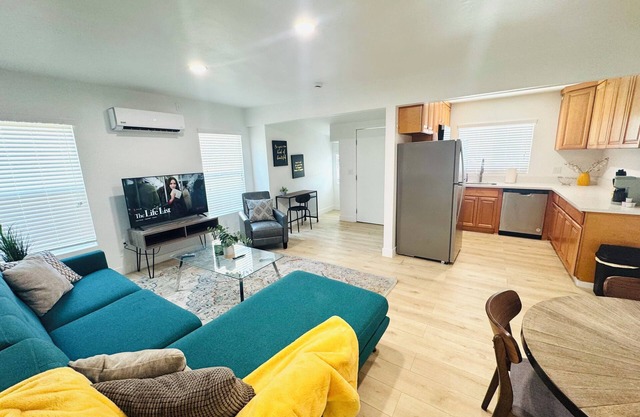 Charming 3-bedroom house in wonderful Los Angeles with AC in North Hollywood