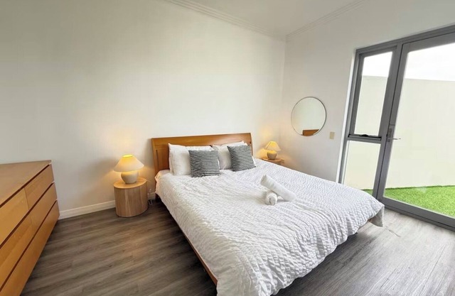 Modern 3 bedroom penthouse - next to Westfield Mall