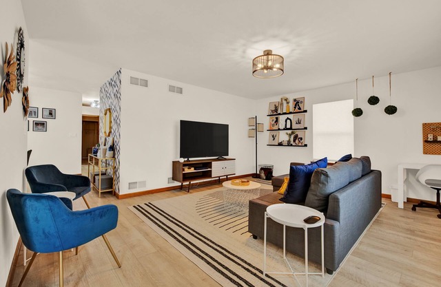 Modern 3 BR Minutes to WI Statefair, MKE Zoo, Brewers, & Hospital