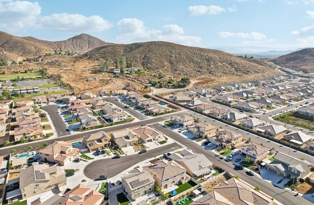 Modern 3000 sqft 5-BR House, Gated Yard, Garage