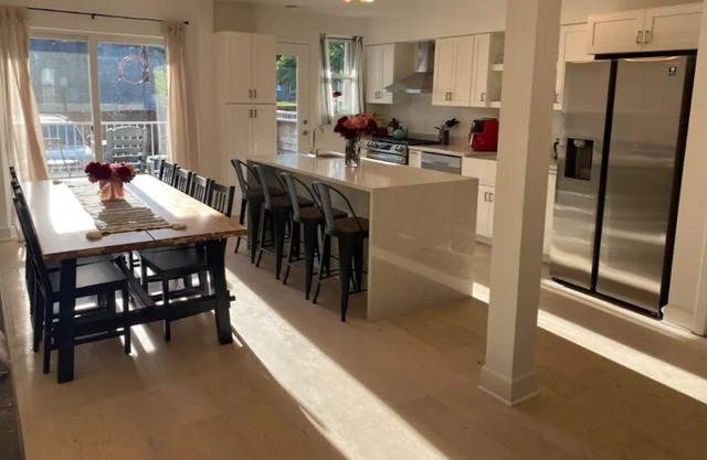 Modern 3BD 2.5 BTH in a Quiet Classic Neighborhood